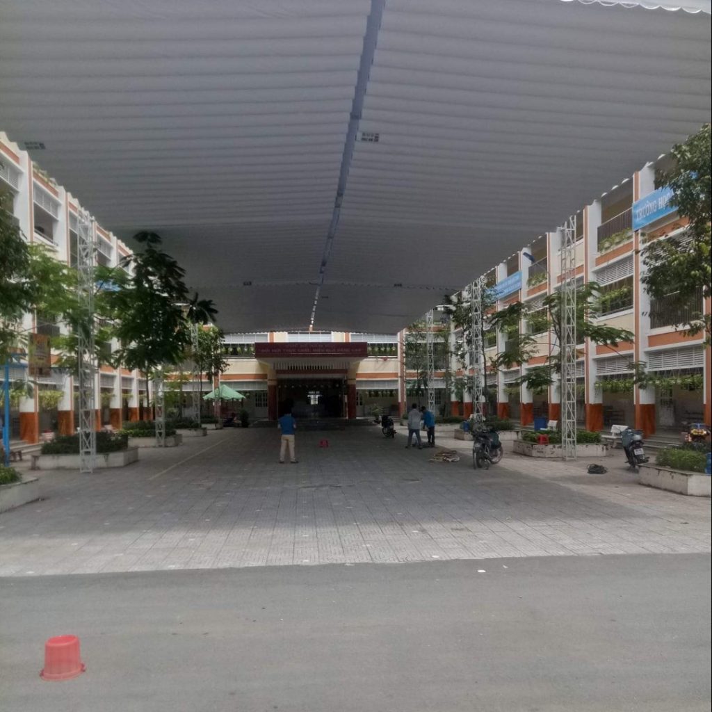 mái lượn sóng sân trường