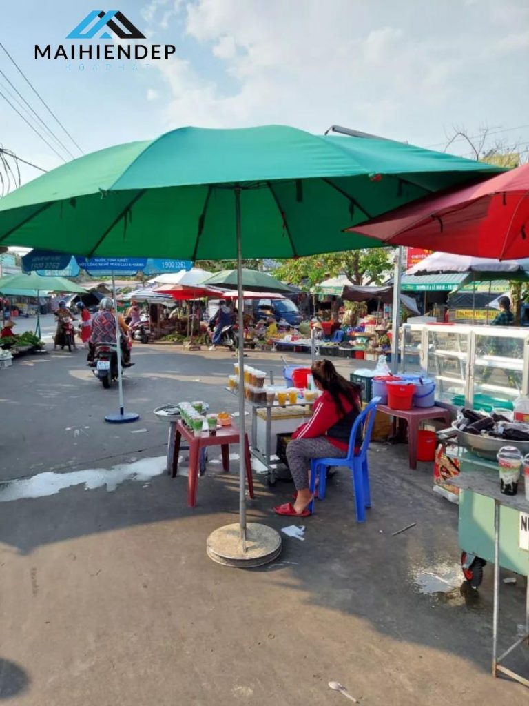 Dù che nắng ngoài chợ giúp bảo vệ con người và hàng hóa