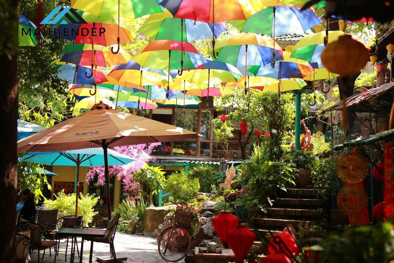 Trang trí quán cafe độc đáo với ô dù cầm tay