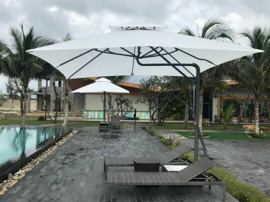 Bạn sẽ bắt gặp những chiếc ô che nắng ngoài trời ở những khu nghỉ dưỡng hay resort
