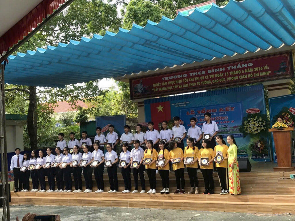 bạt kéo sân trường học