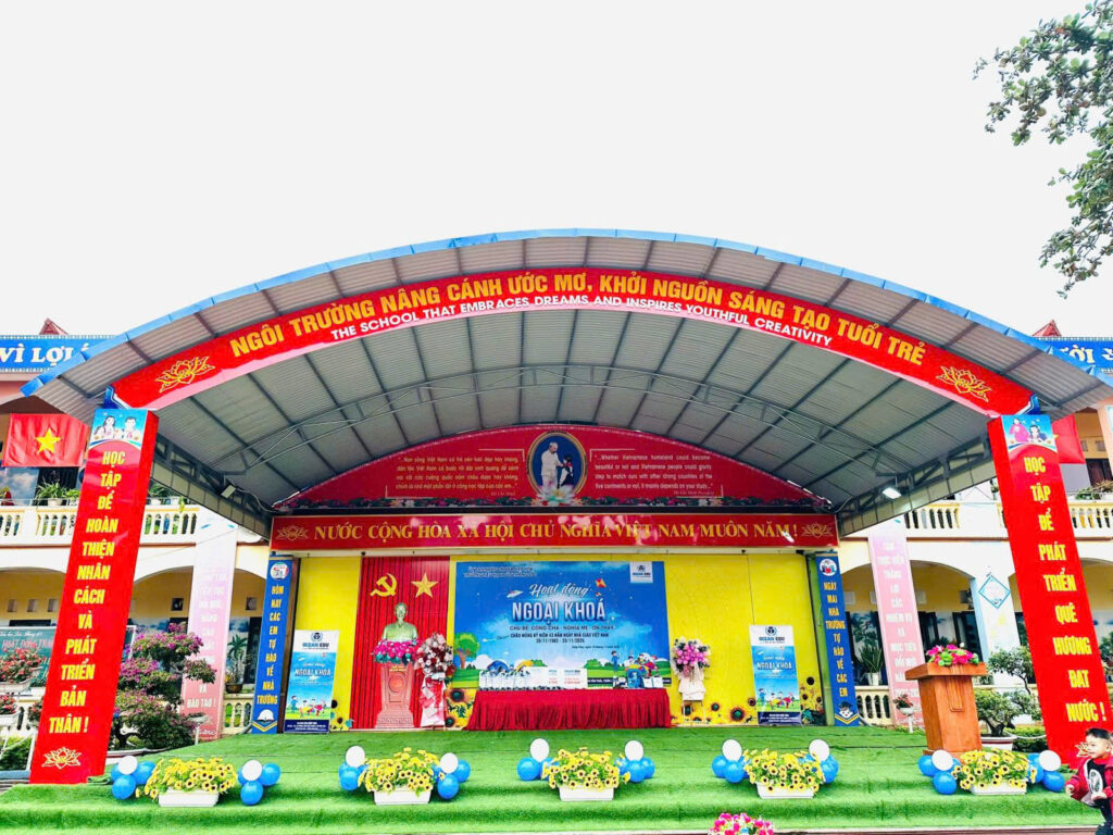 mái vòm sân khấu trường học