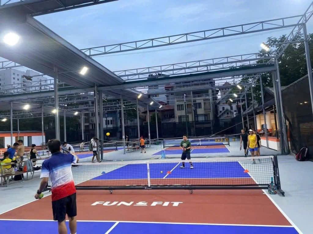 làm mái che sân pickleball