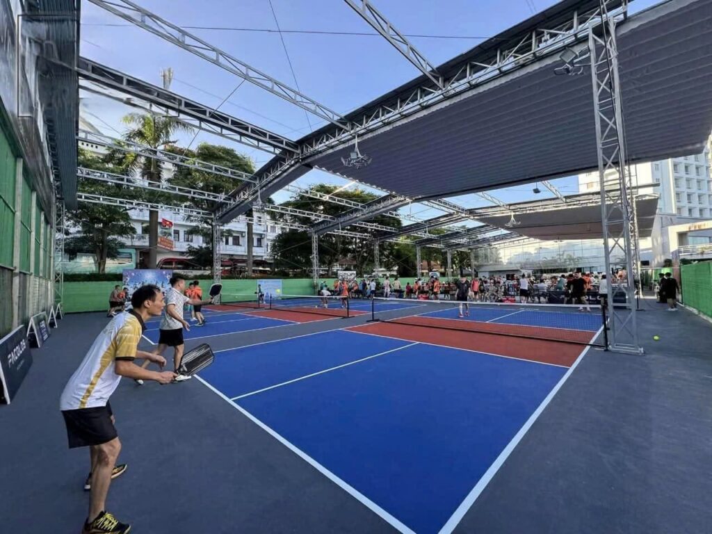 mái xếp sân pickleball